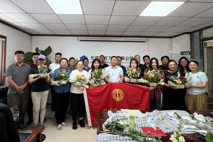 巧手造繁花 暖心赴期许——京岩公司开展“心屿馨愿”职工手作糖果花活动